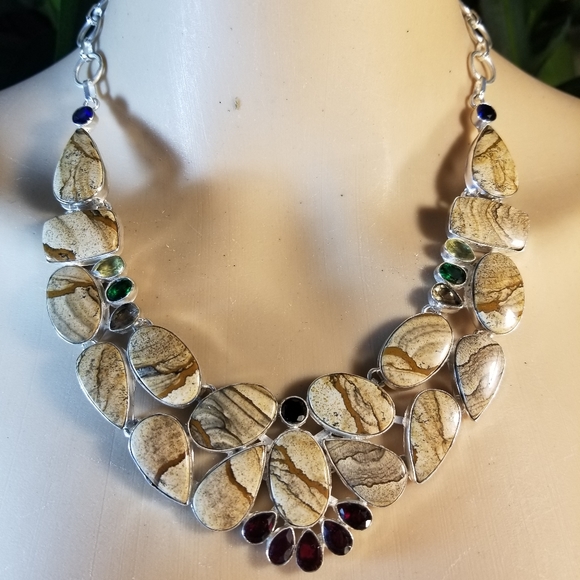 SOPHISTICATED NECKLACE NWOT